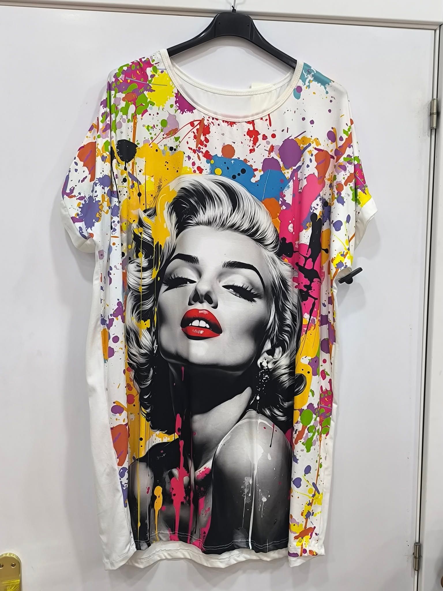 Una camiseta blanca con una foto de Marilyn Monroe.