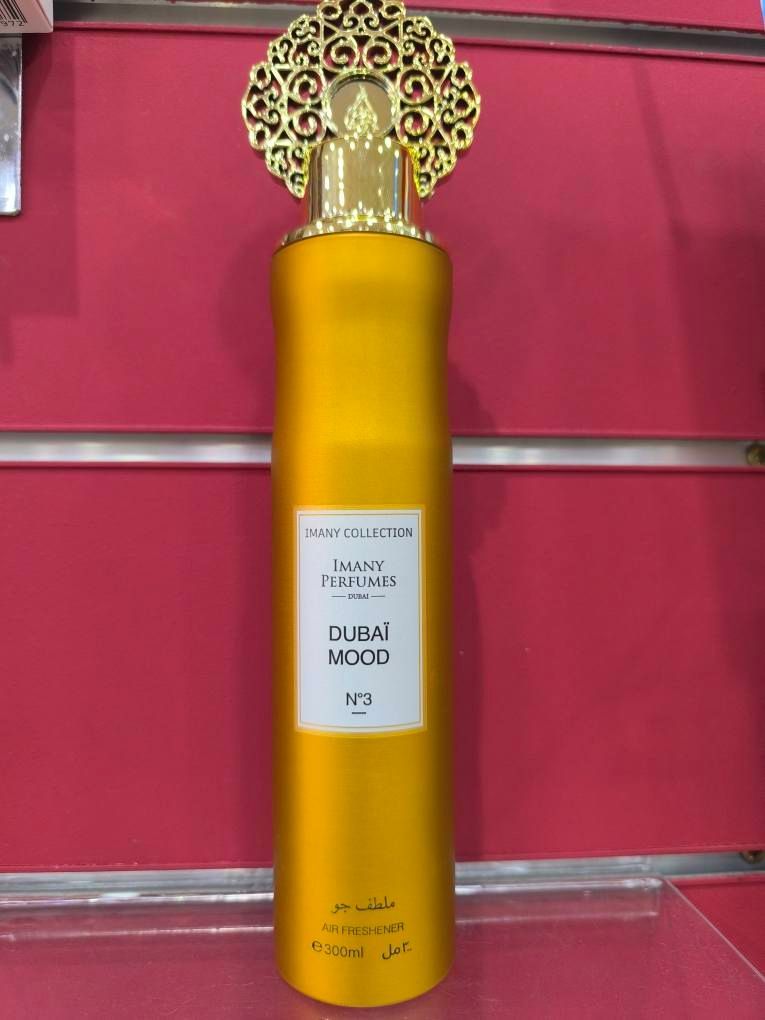 Una botella de perfume con escritura árabe.