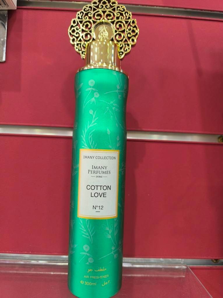 Una botella verde de perfume llamado algodón amor