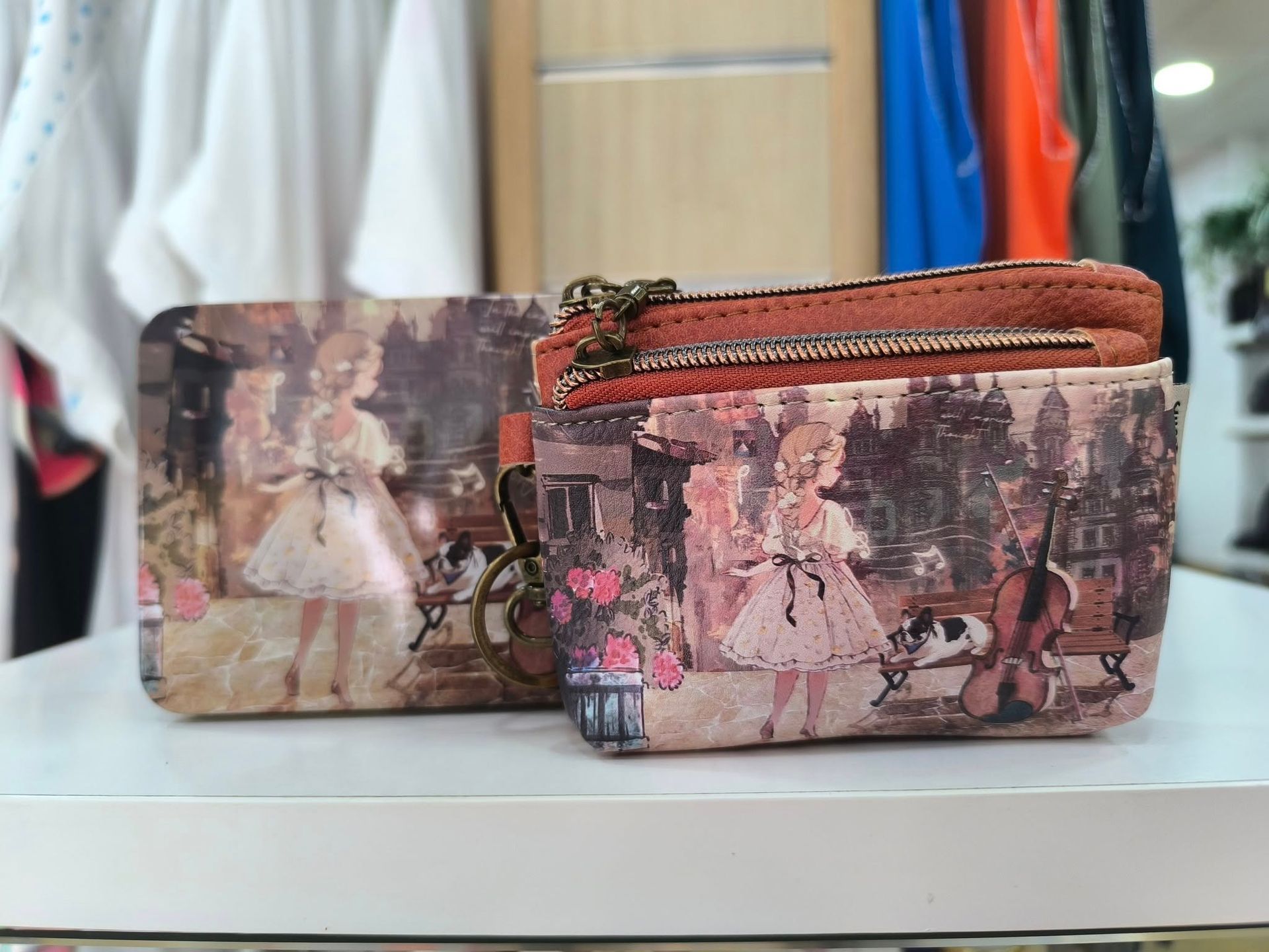 Una billetera con una imagen de una mujer y un perro está sobre una mesa.