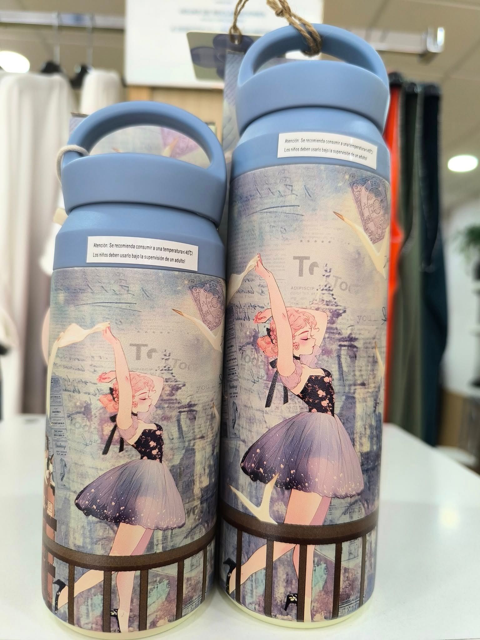 Dos botellas de agua con la imagen de una niña en ellas.