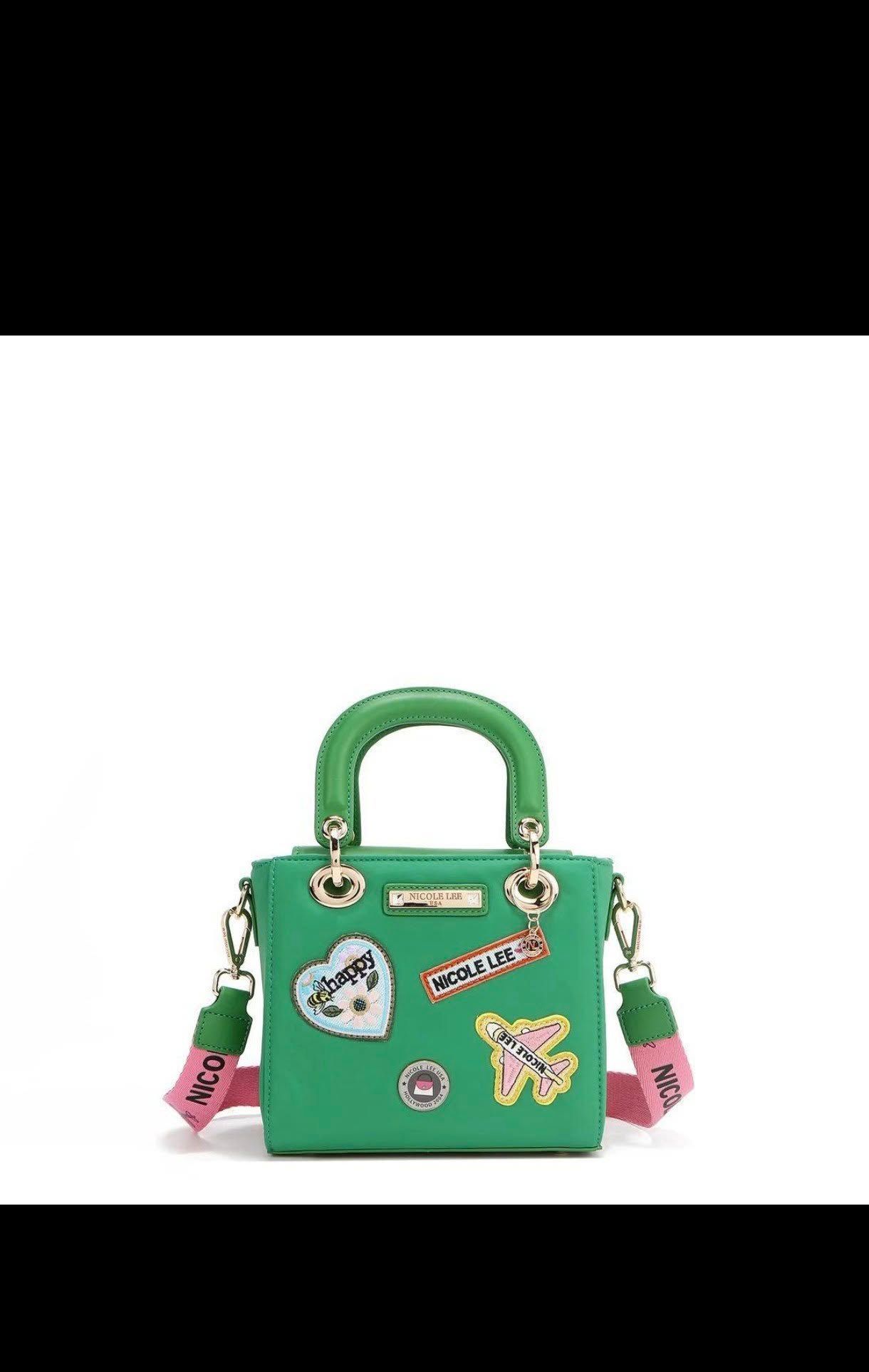 Un bolso verde con pegatinas sobre un fondo blanco.