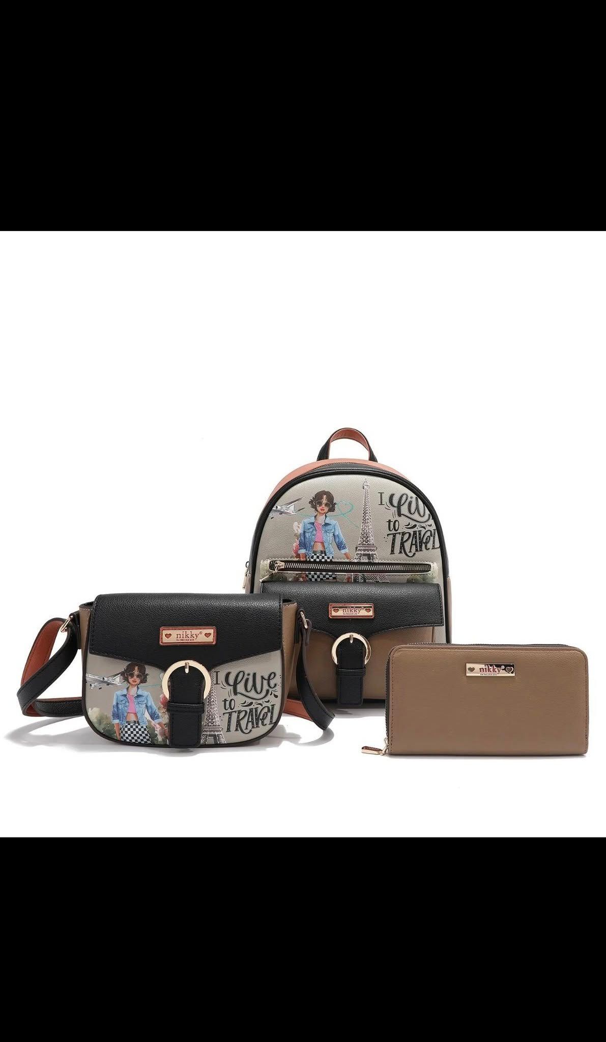 Una mochila, un bolso y una billetera están uno al lado del otro sobre una superficie blanca.