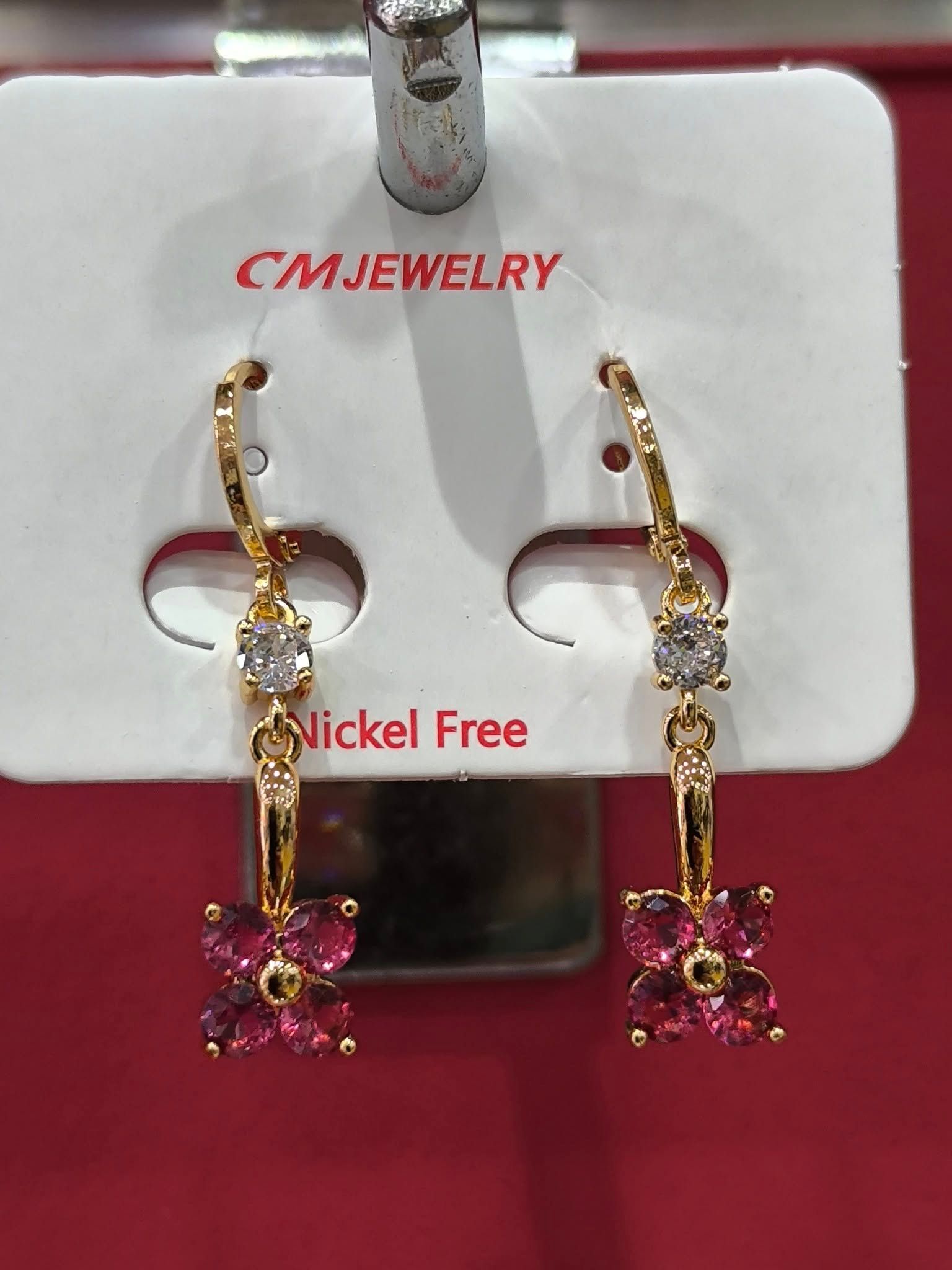 Un par de pendientes sin níquel en una tarjeta.