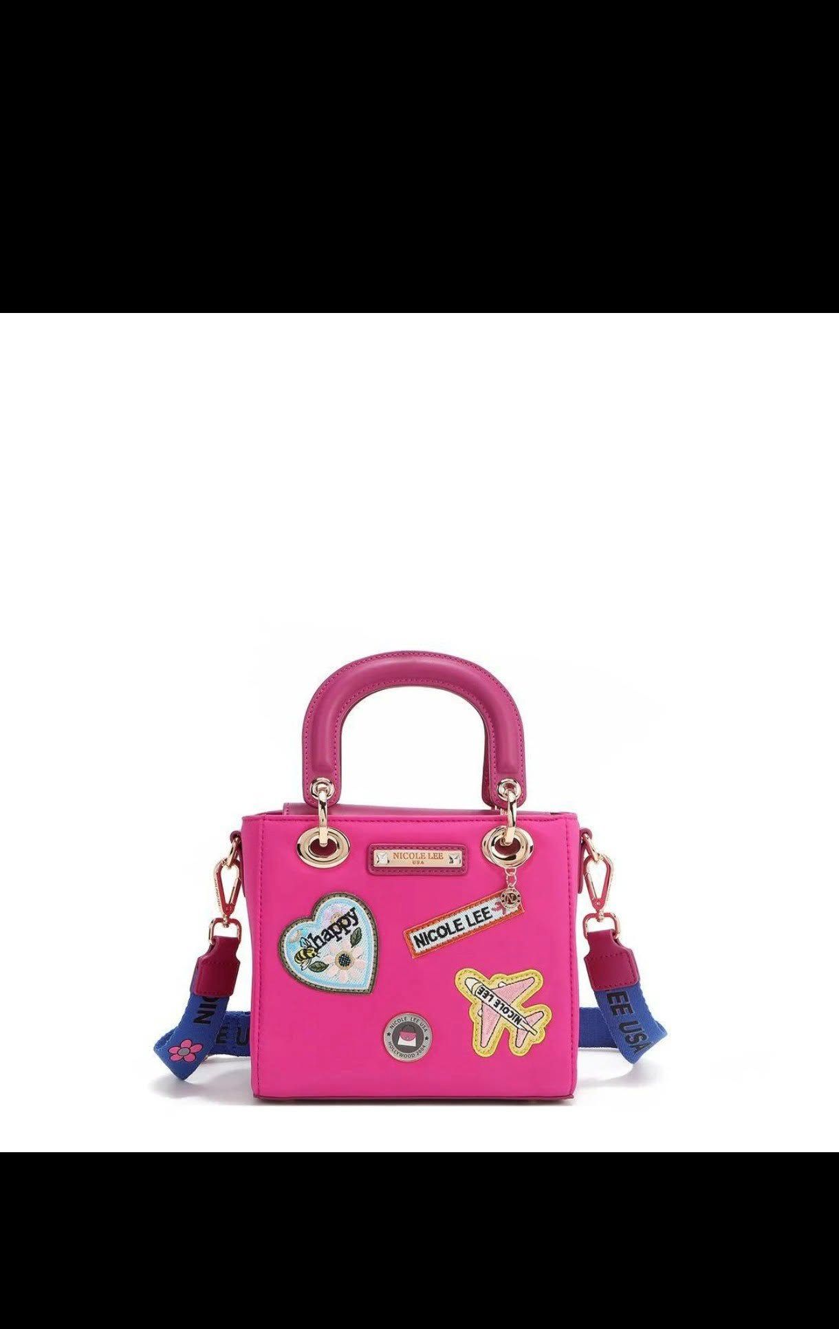 Un bolso rosa con pegatinas sobre un fondo blanco.