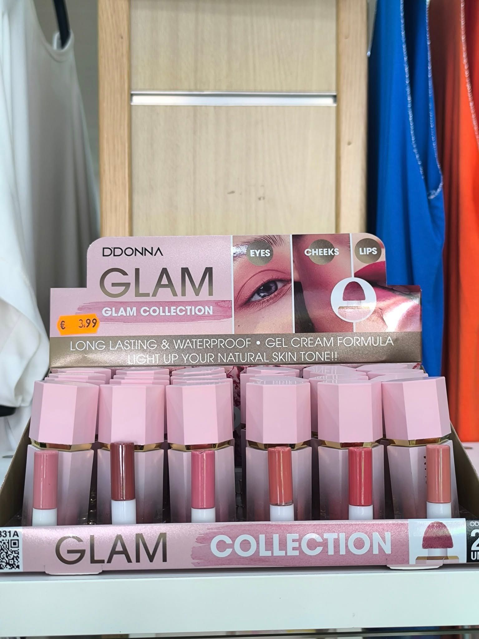 Una exhibición de lápices labiales en un estante de una tienda.