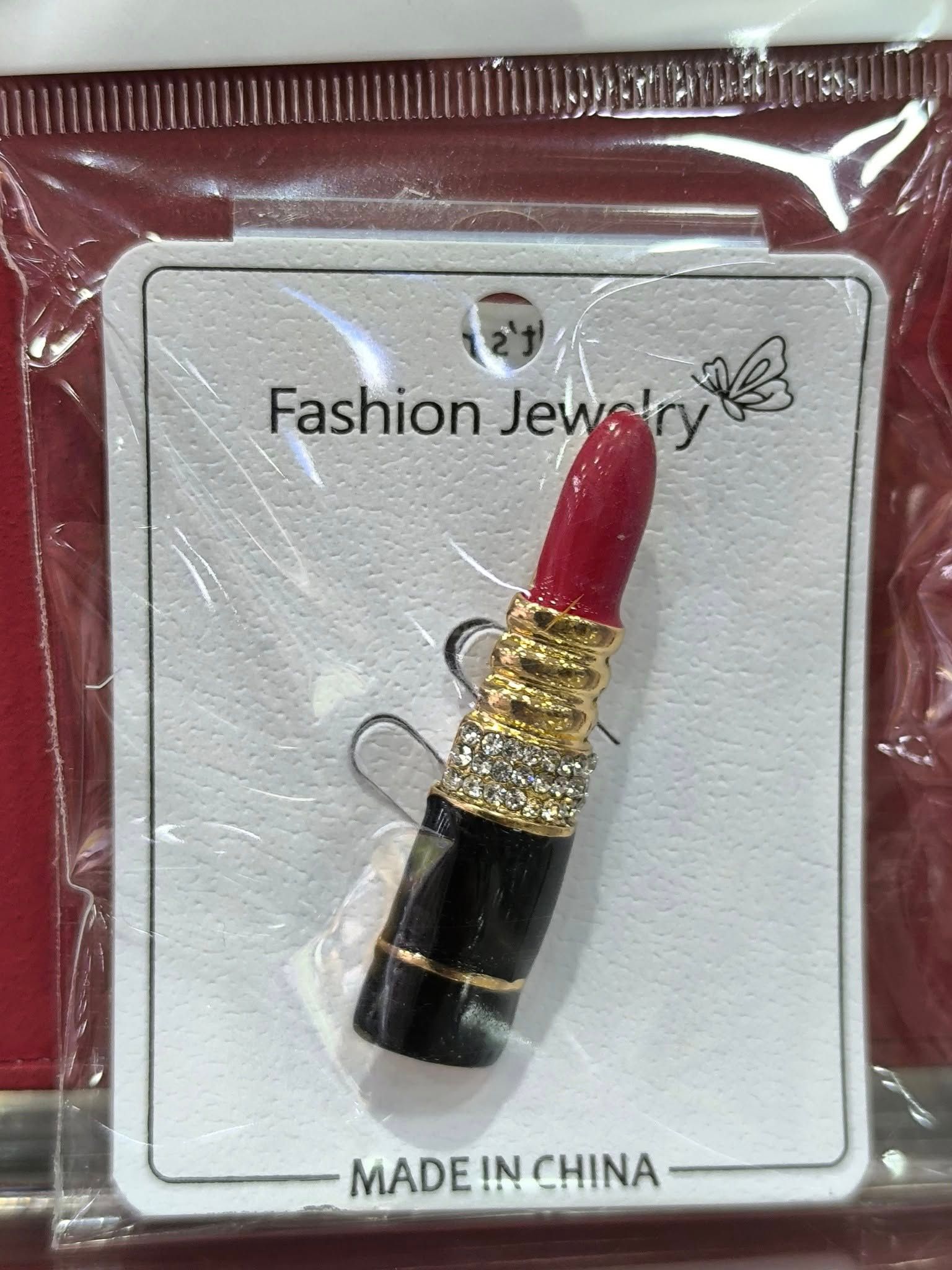 Un broche con forma de lápiz labial rojo se fabrica en China.