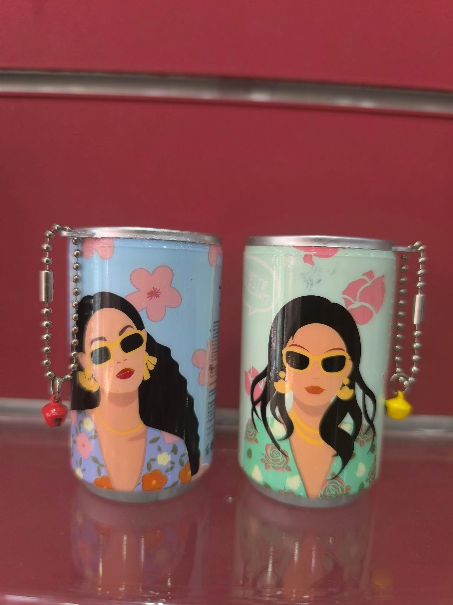 Dos latas con la imagen de una mujer.