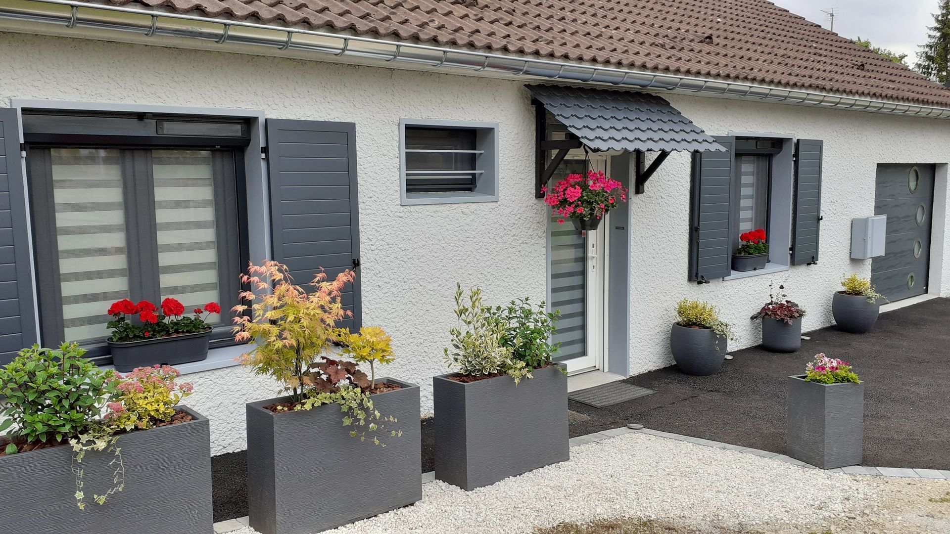 Fenêtres en bois vu de l'intérieur d'une cuisine