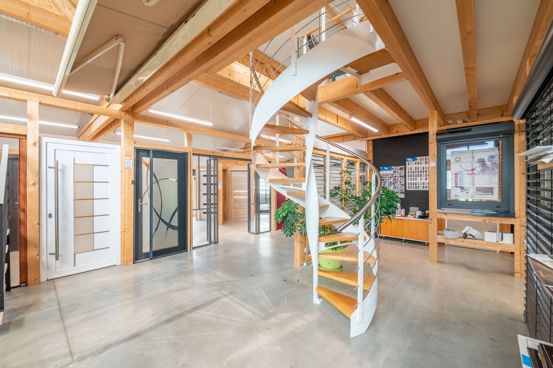 Vue intérieure du showroom avec des escaliers et des portes intérieures