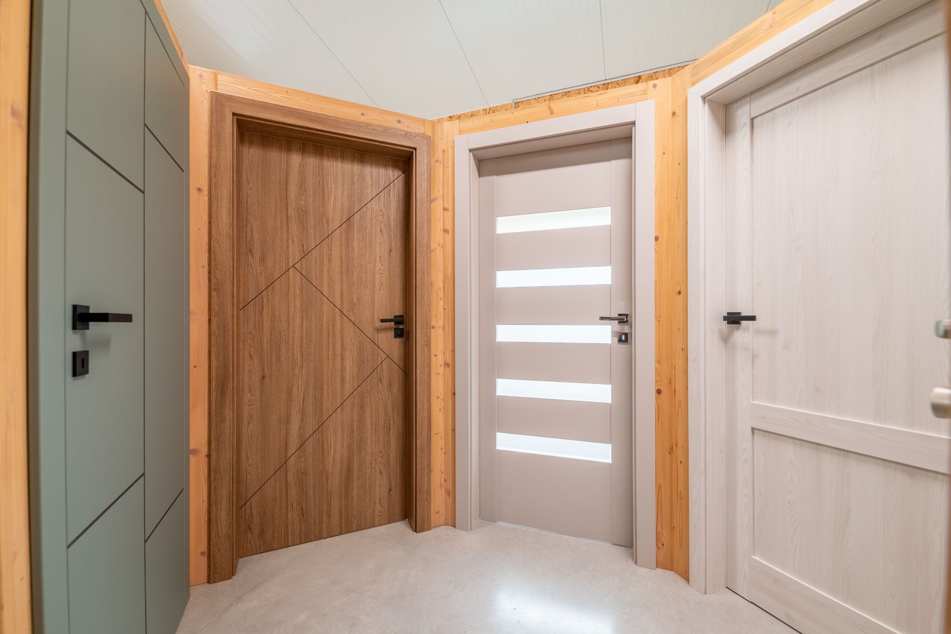 Trois portes intérieures dans le showroom