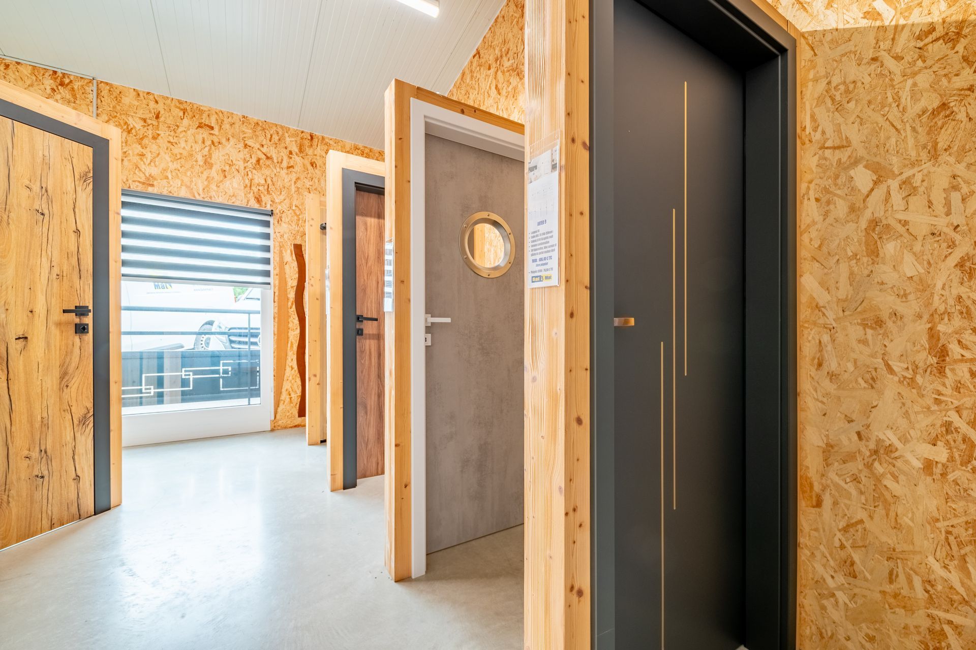 Plusieurs portes intérieures dans le showroom