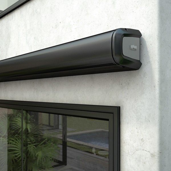 Store banne et ciel nuageux.