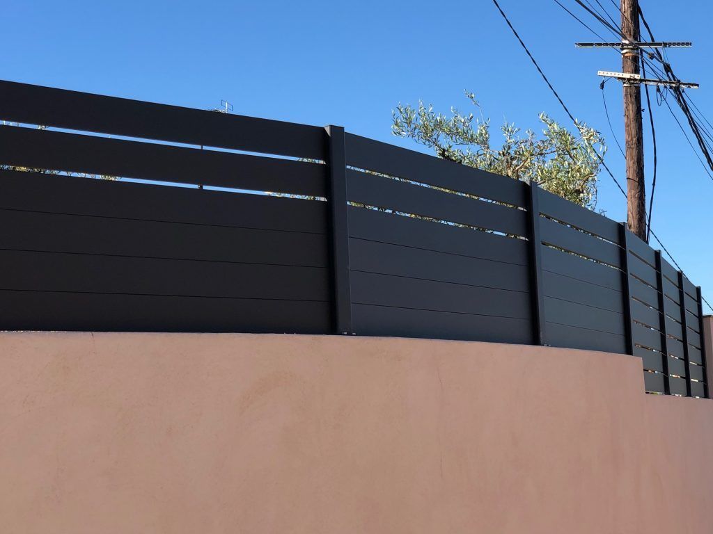 Clôture sur mur