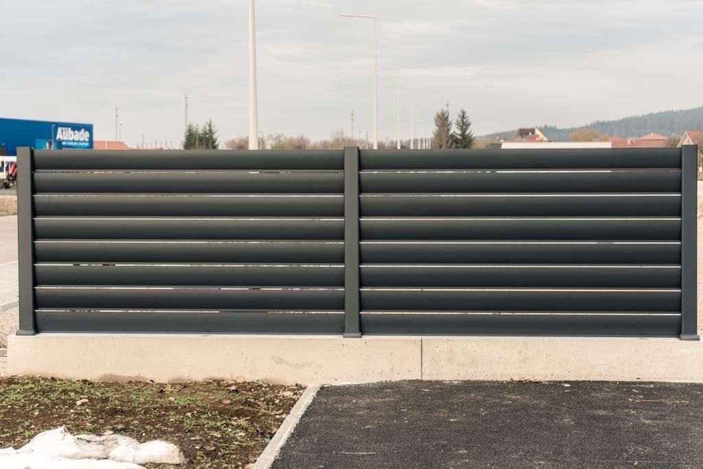 Clôture sur petit muret