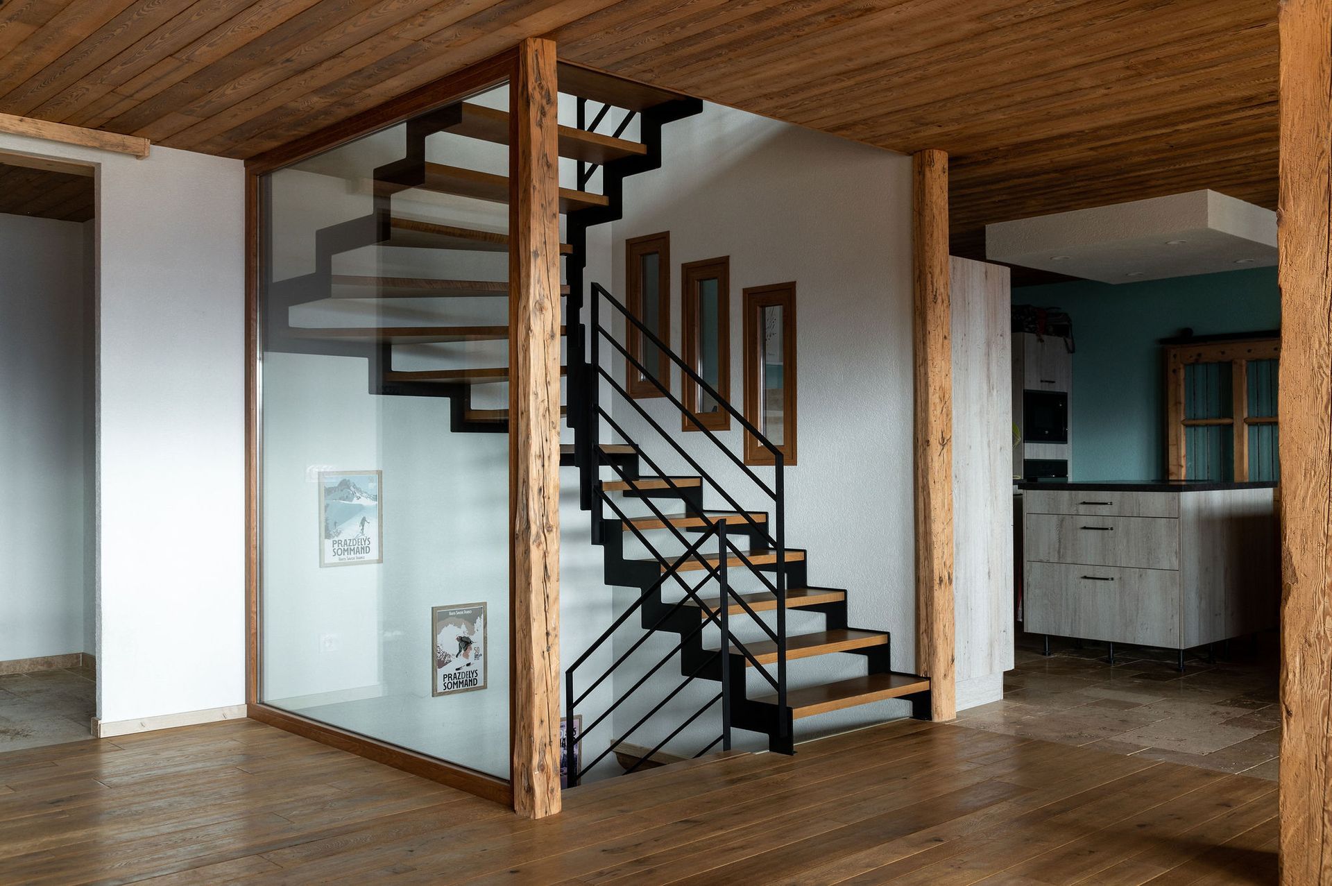 Escalier avec garde-corps.