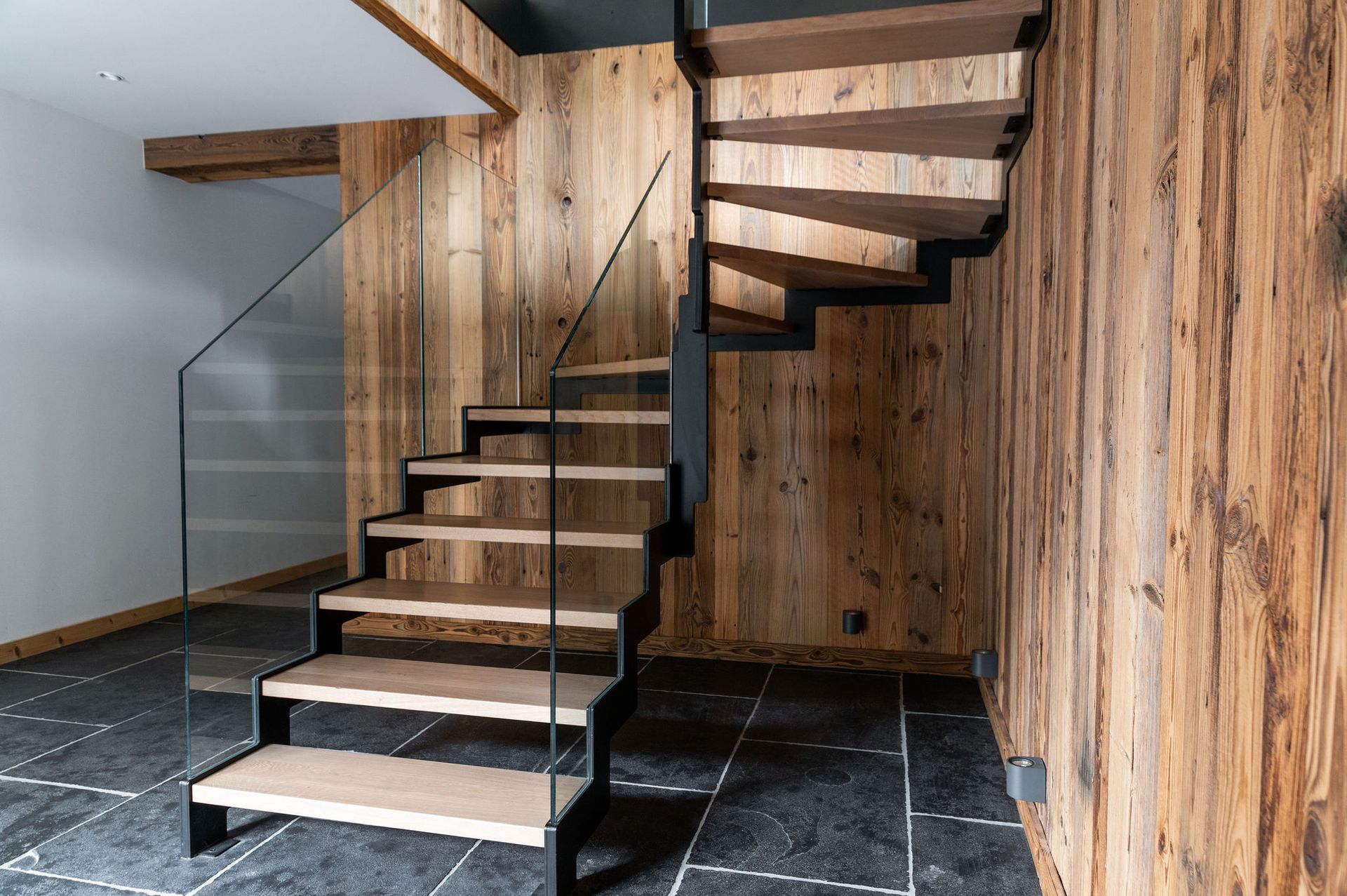 Escaliers devant un mur avec lambris