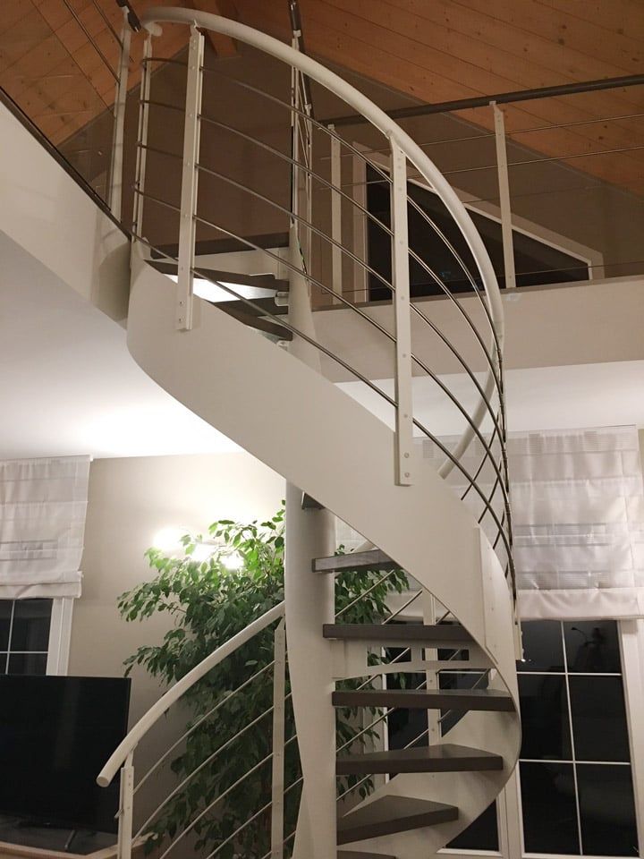 Escalier hélicoïdal montant vers une mezzanine