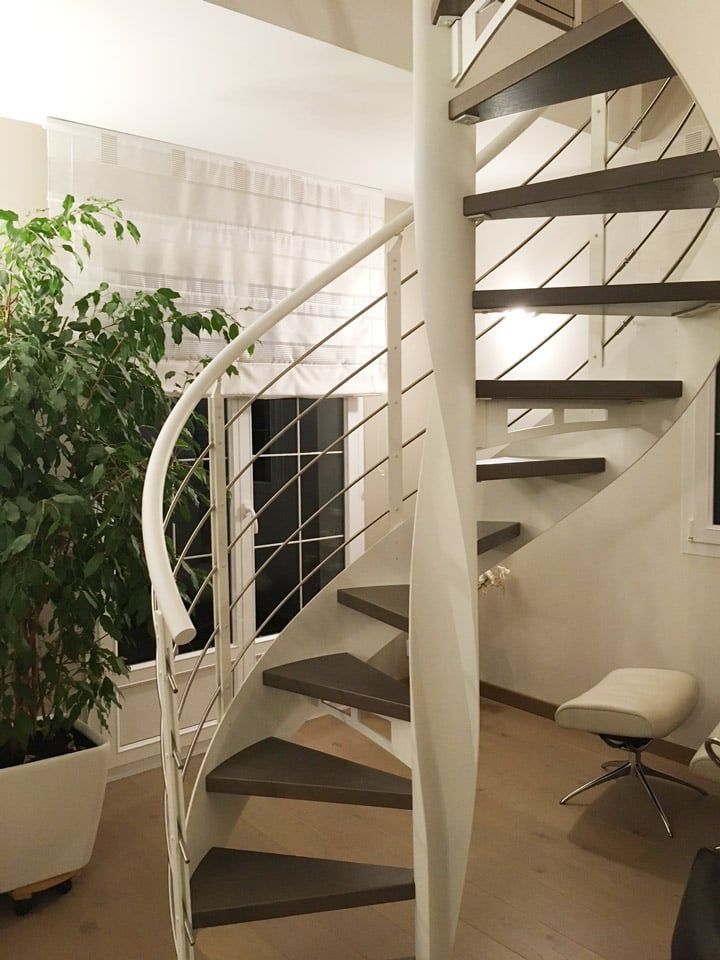 Escalier hélicoïdal blanc et garde-corps