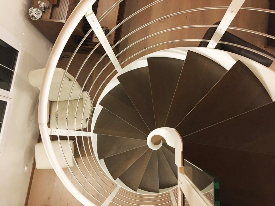 Escalier hélicoïdal montant vers une mezzanine