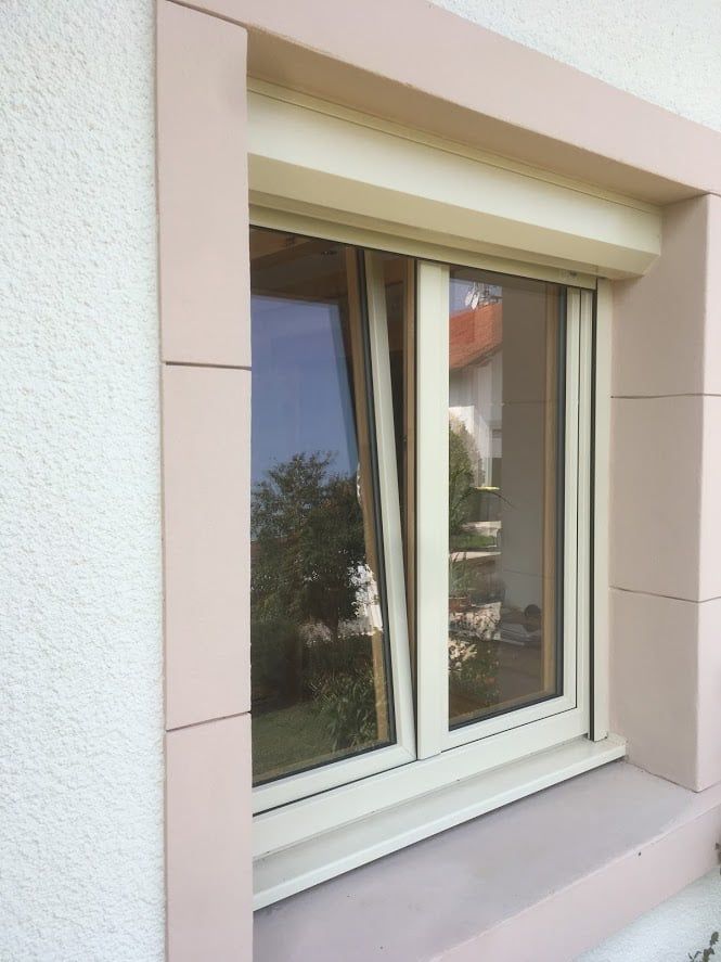 Fenêtre en PVC blanche avec des bords roses