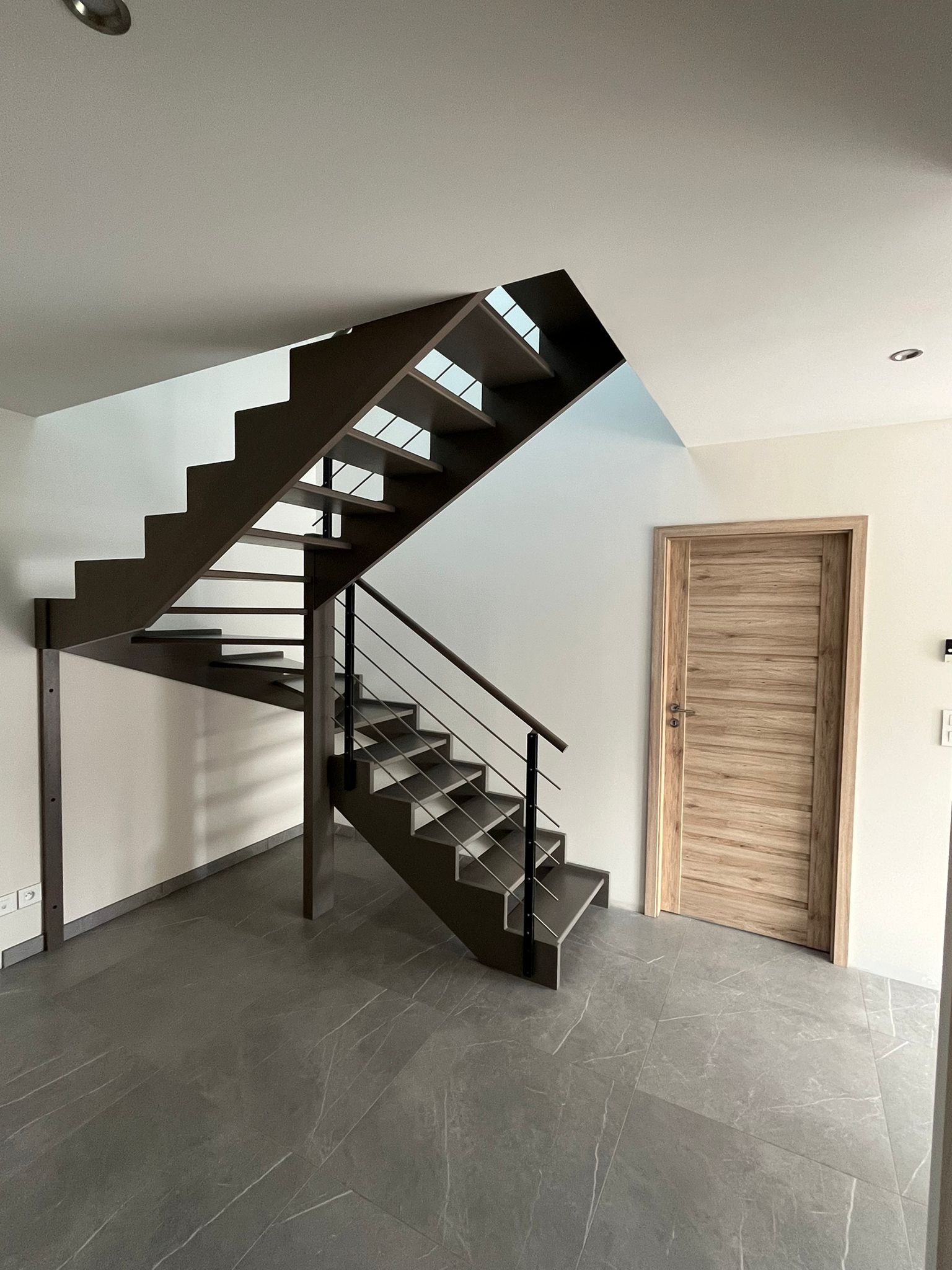 Escaliers dans une pièce vide