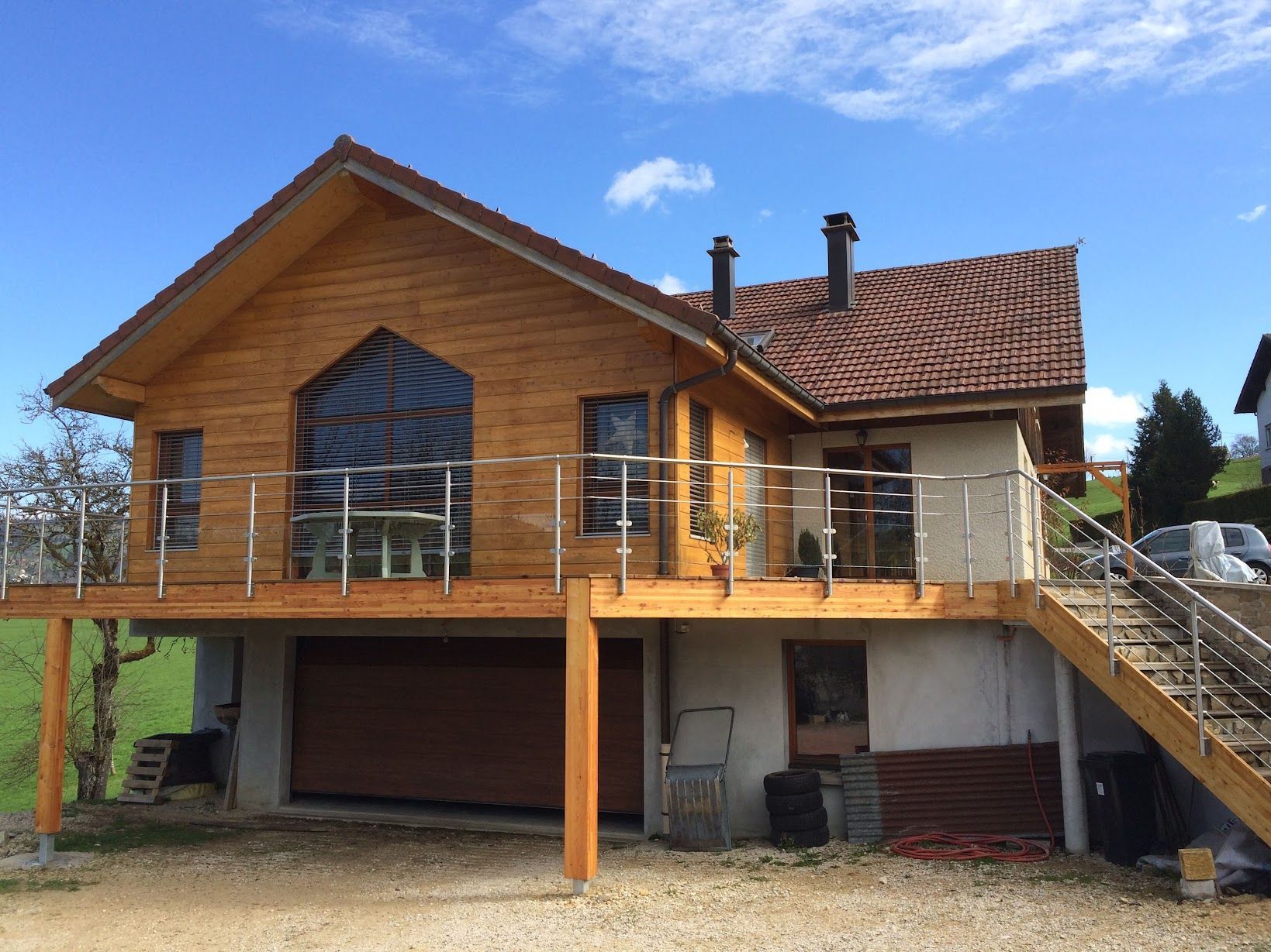 Maison en bois surélevée avec garde corps en aluminium.