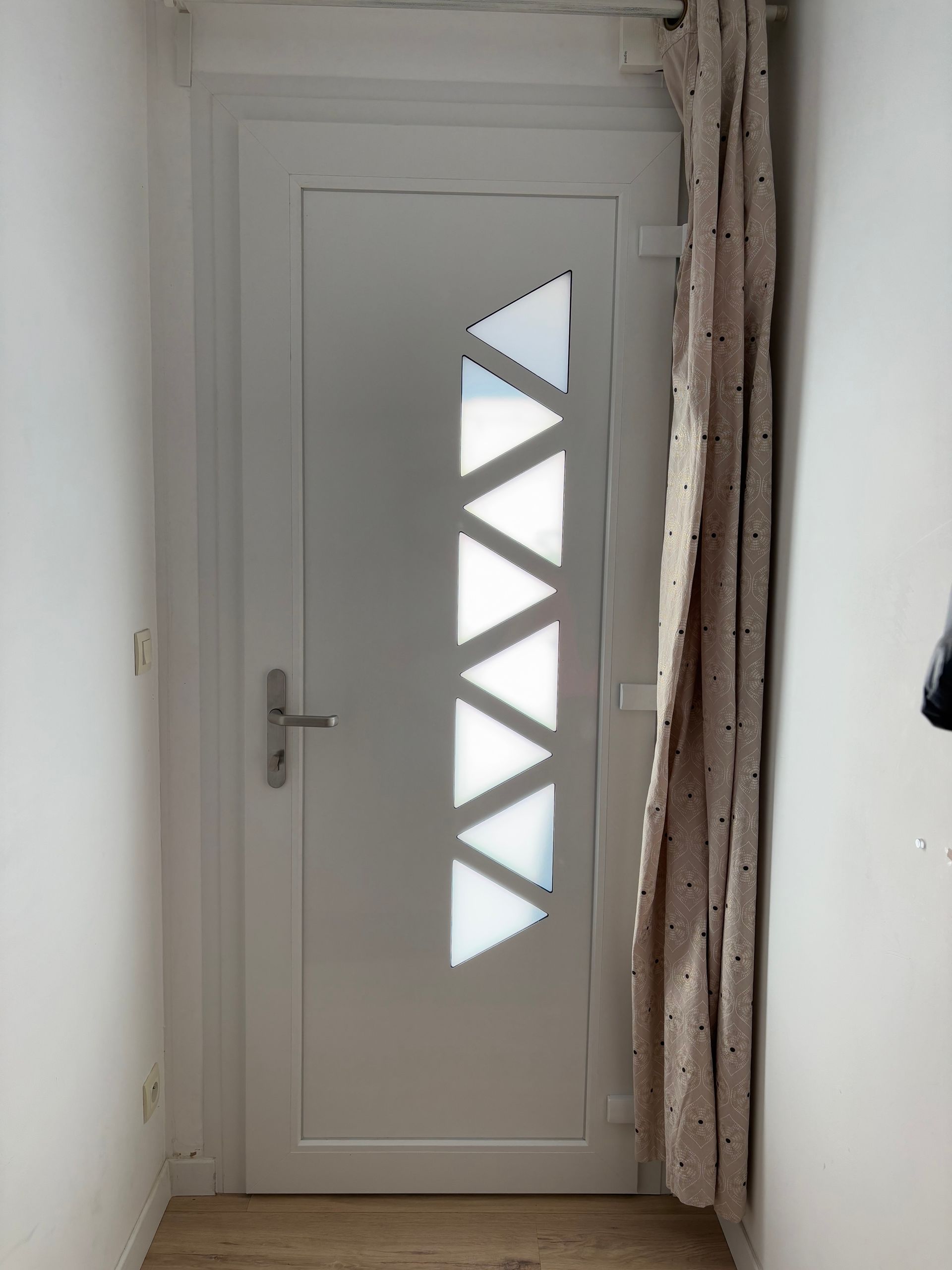 Porte d'entrée en PVC blanc vue de l'intérieur