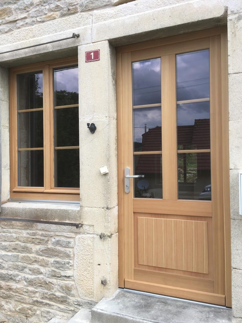Porte d'entrée et fenêtre en bois.