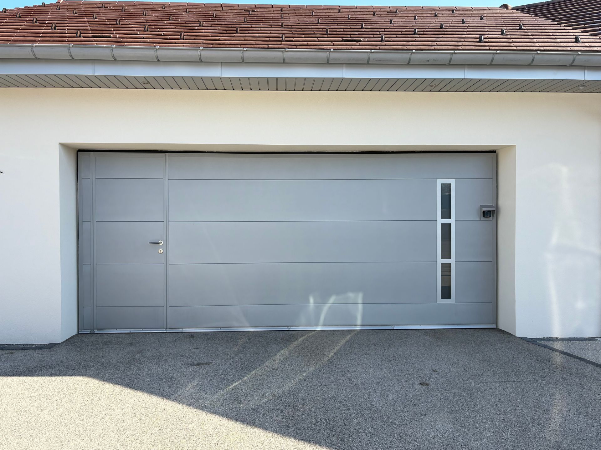 Porte de garage sectionnelle avec décor