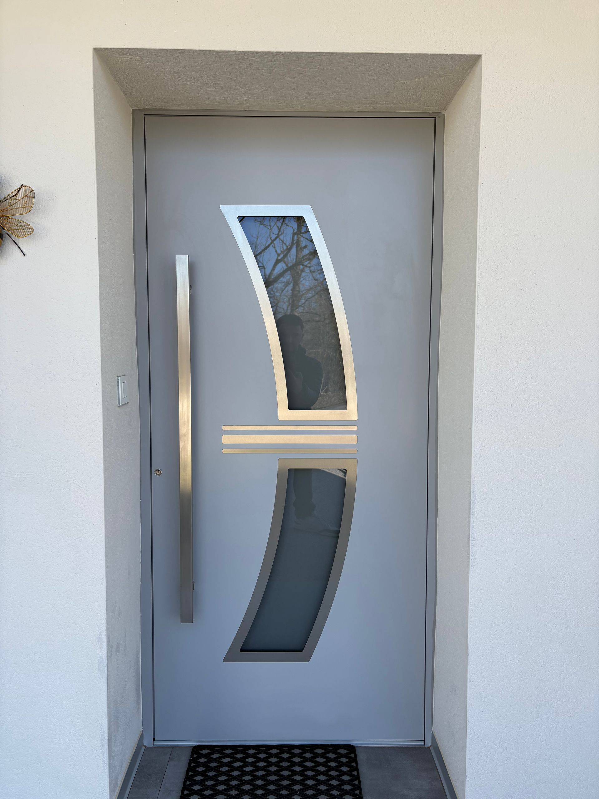 3 portes d'entrée avec des petites vitres