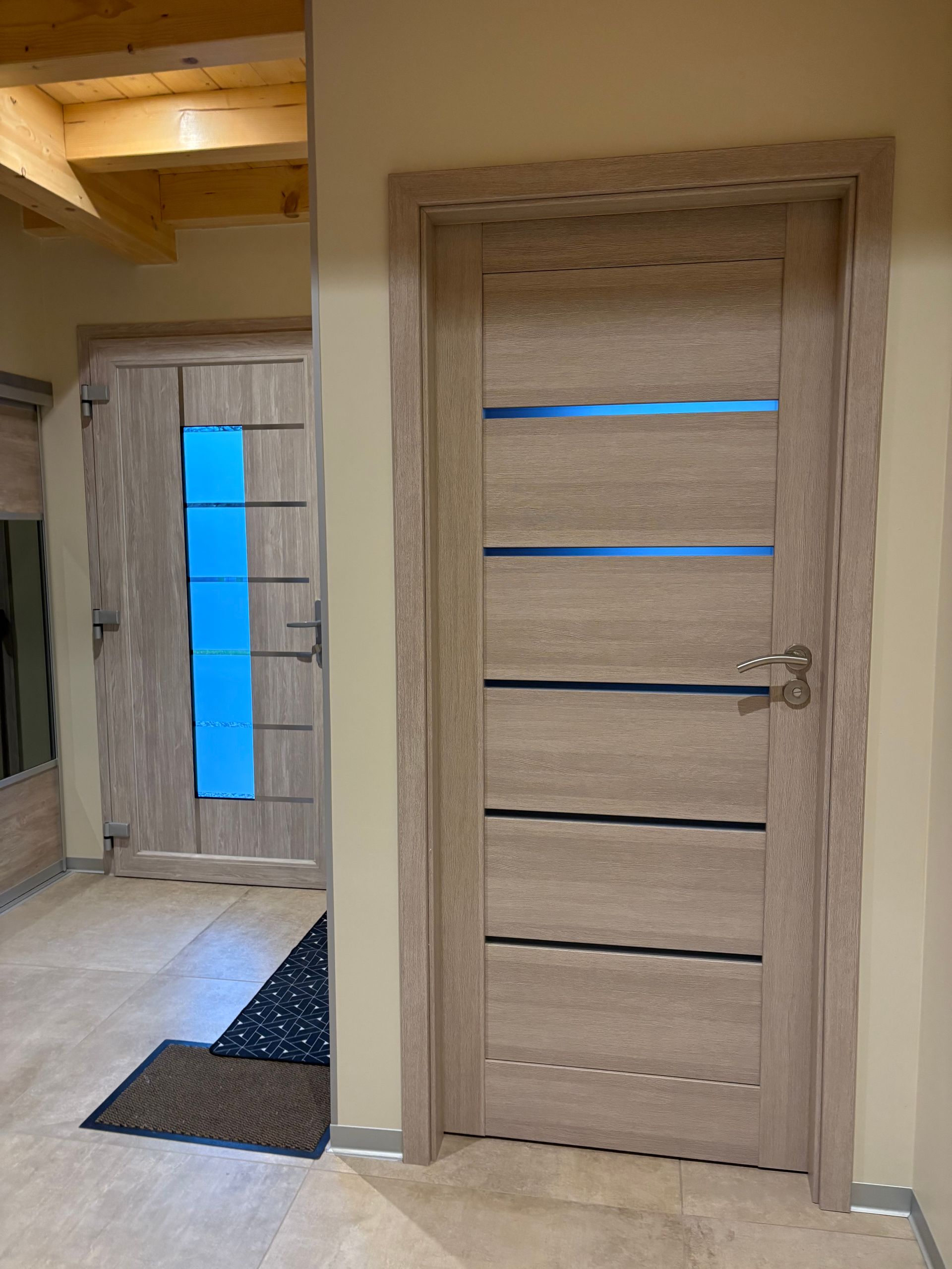 Porte intérieure en bois.