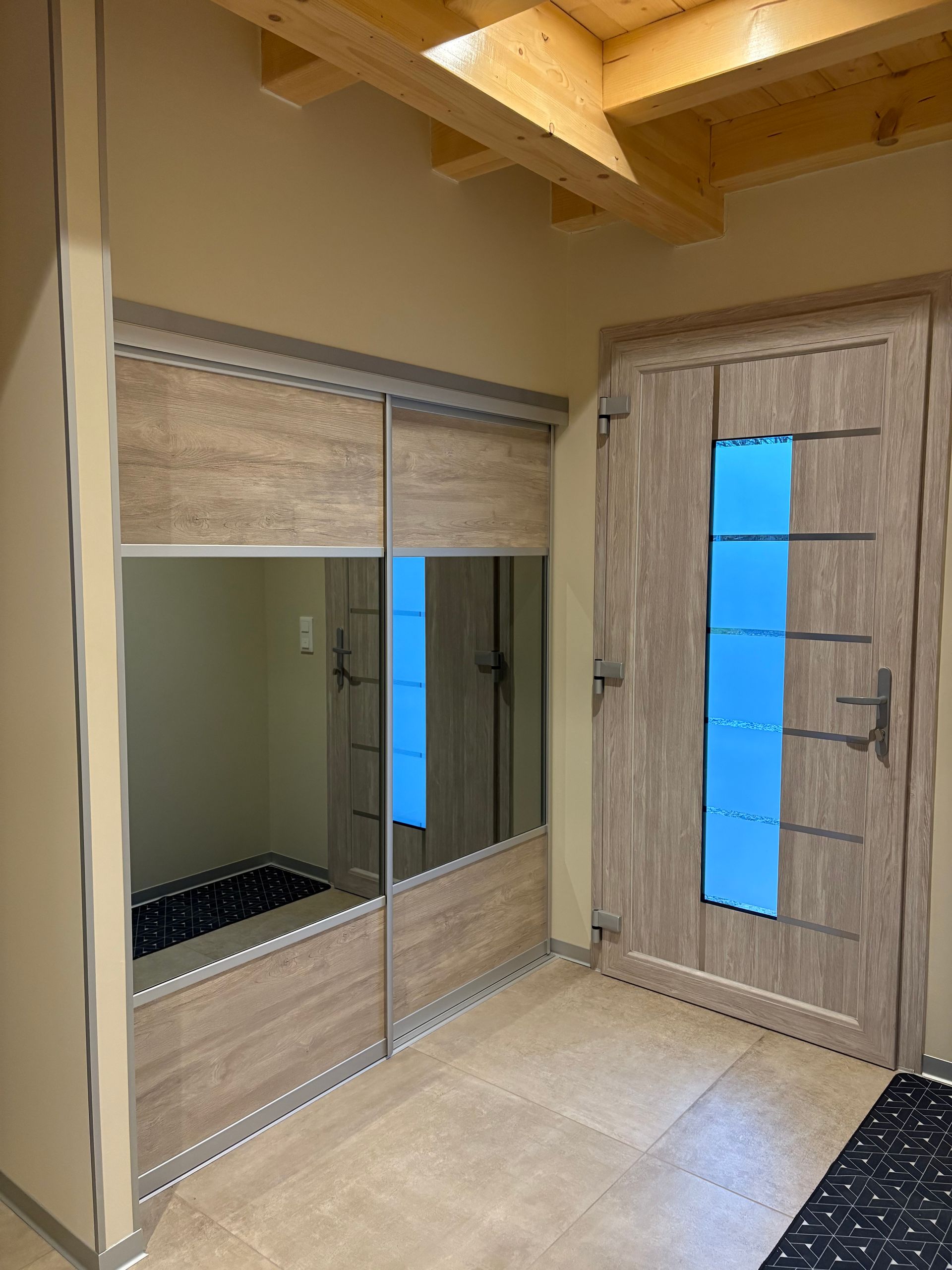 Porte d'entrée en bois vue de l'intérieur