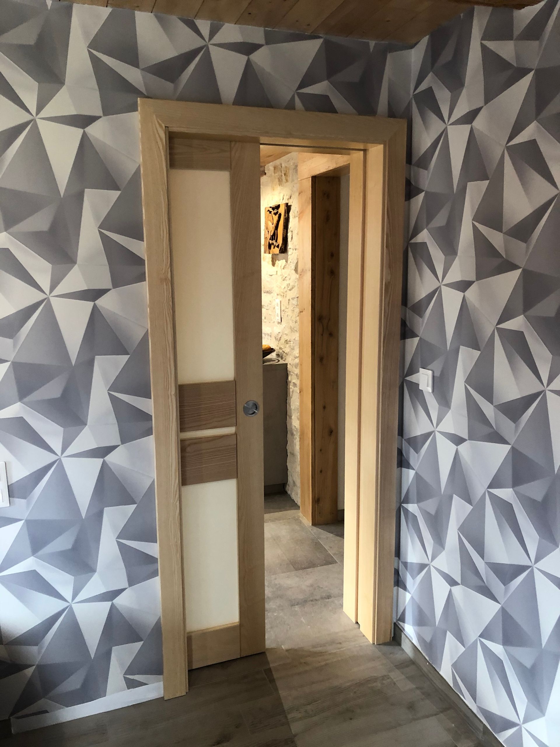 Porte sur mesure en bois brut.