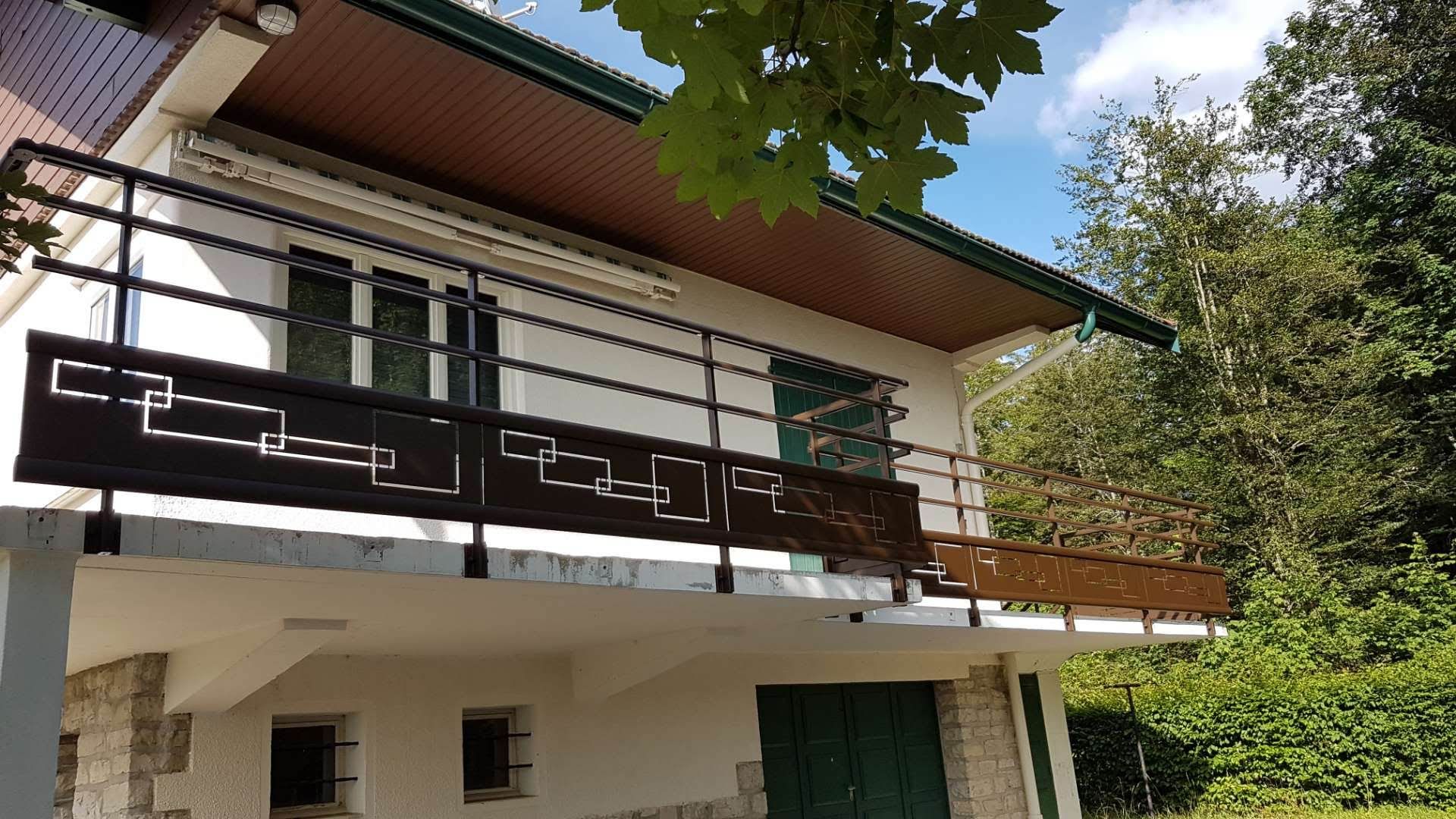 Garde-corps le long d'un balcon d'une habitation.