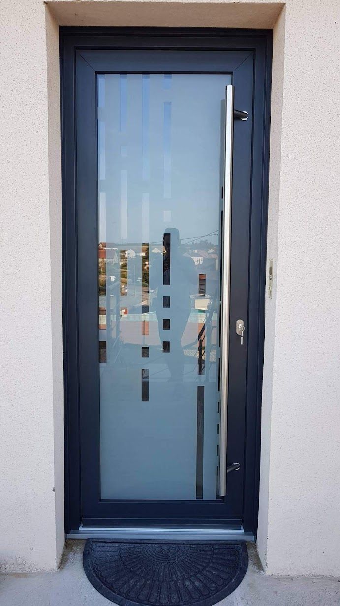 Porte d'entrée avec barre d'accroche en aluminium.