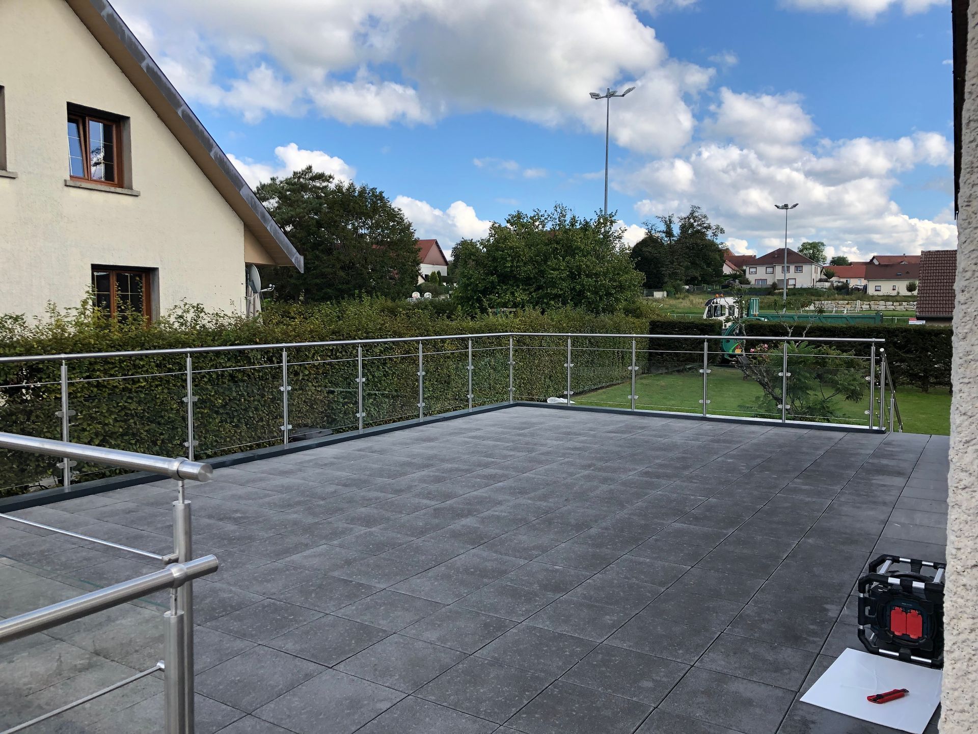 Garde-corps autour d'une terasse.