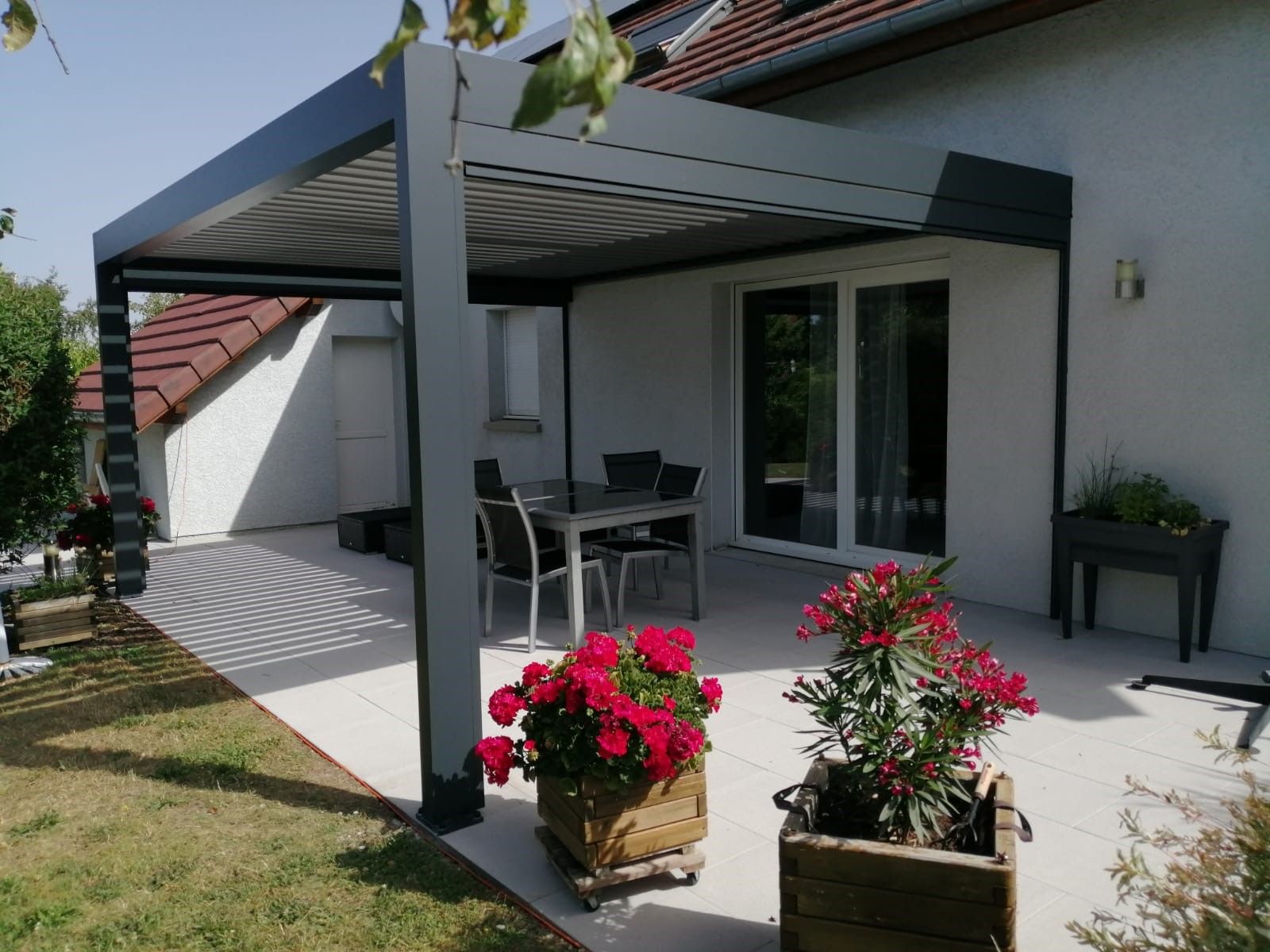 Pergola sous un ciel bleu