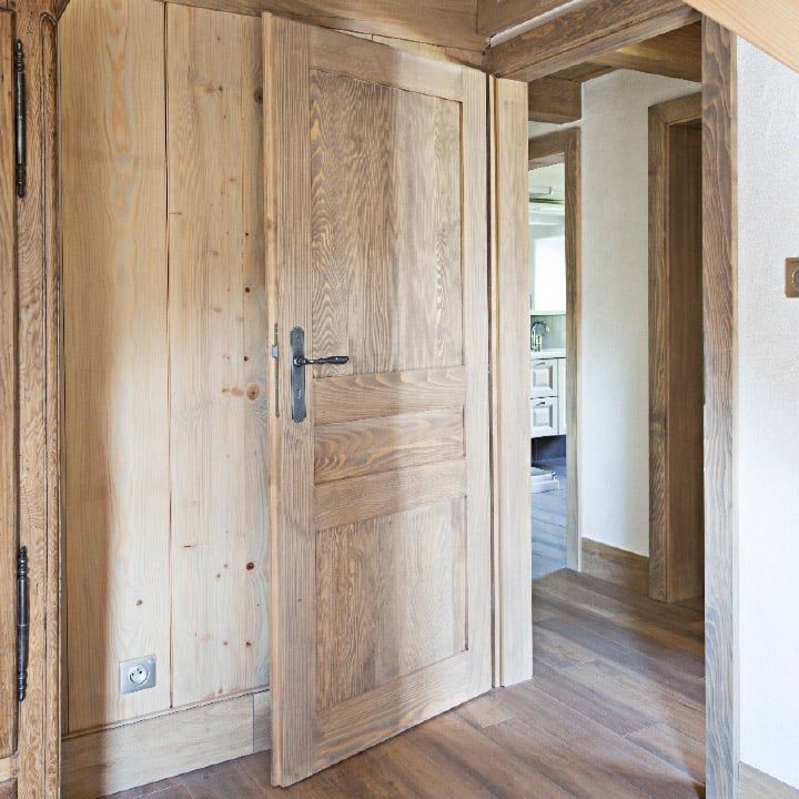 Porte sur-mesure en bois brut 3
