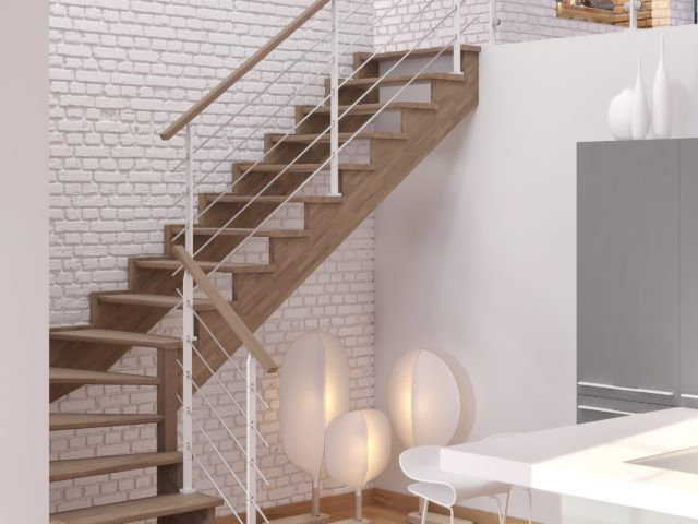 Escalier vers une mezzanine devant un mur blanc
