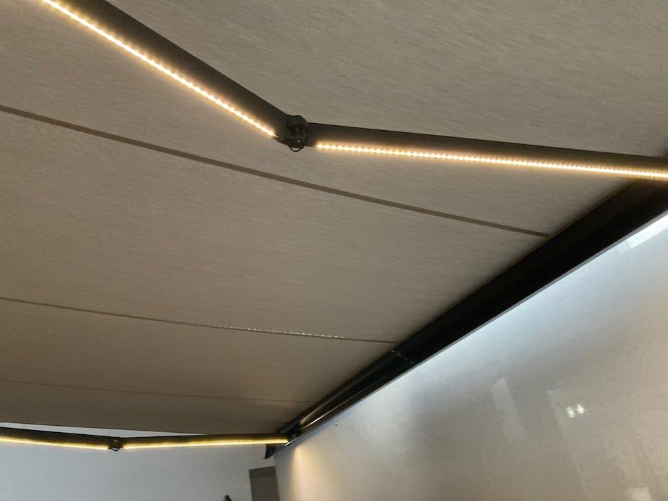 Gros plan sur le mécanisme d'un store banne.