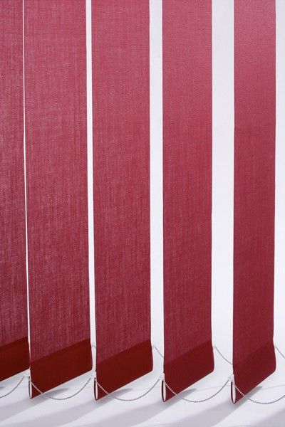 Zoom sur store rouge à bandes verticales