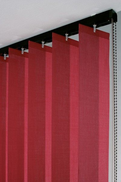 Zoom sur store rouge à bandes verticales