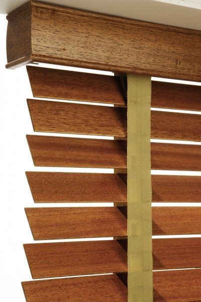 Gros plan sur un store vénitien en bois