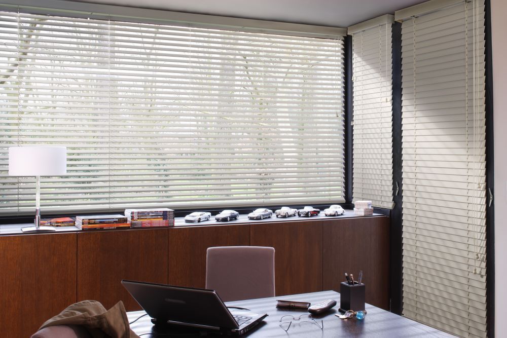 Grande fenêtre avec stores vénitiens