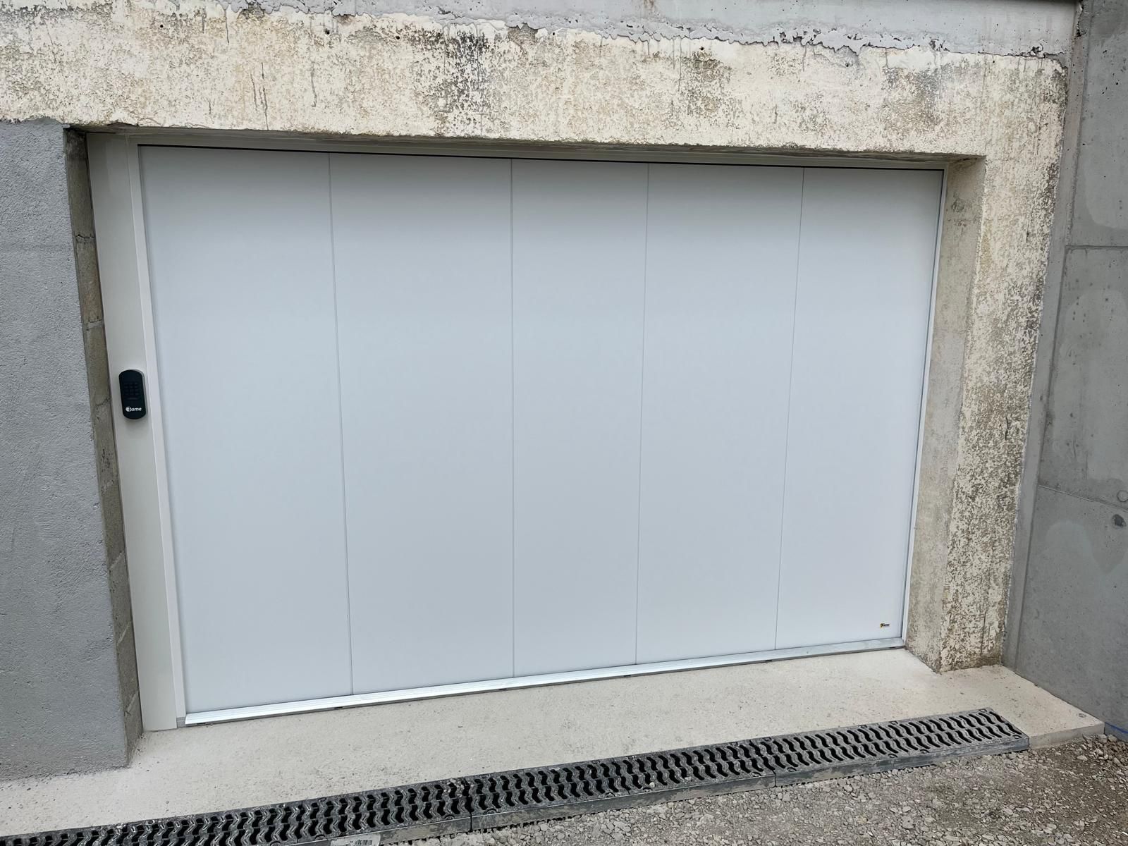 Porte basculante blanche