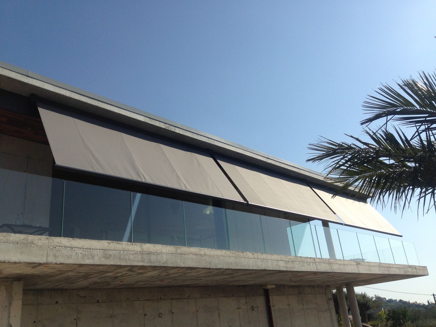 Trois stores déployés.