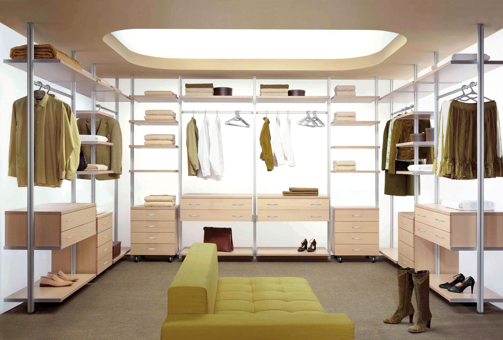 Grand dressing lumineux avec placards et étagères