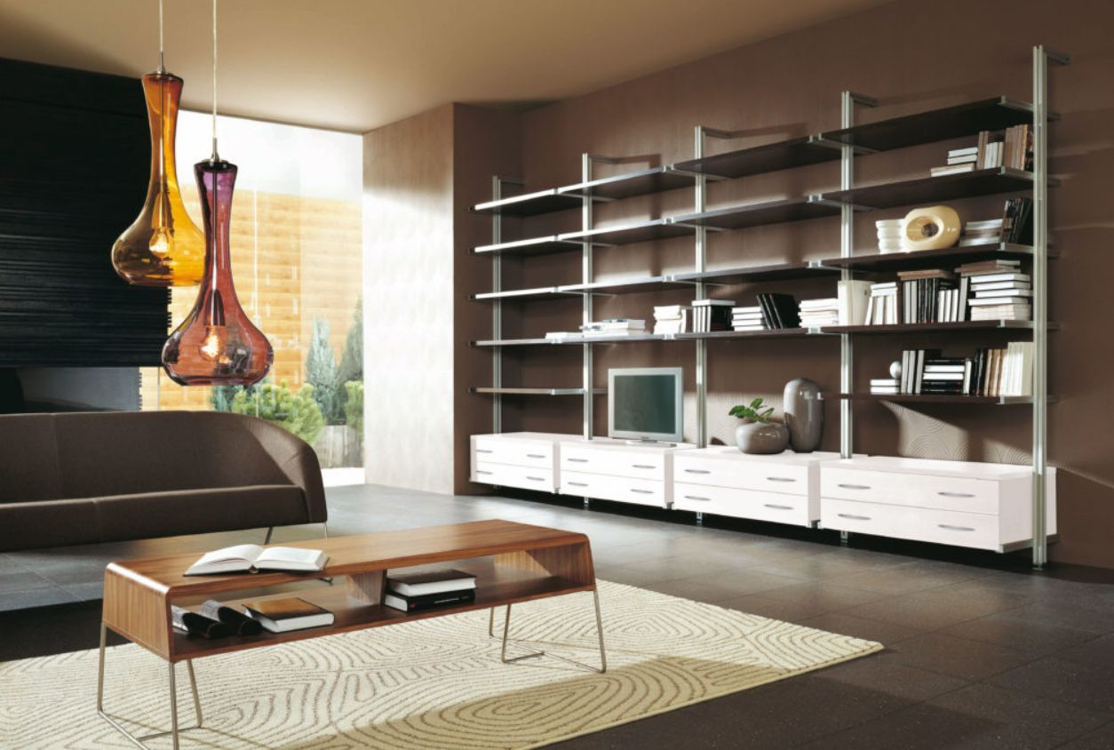 Salon avec grande étagère avec tablettes et tiroirs