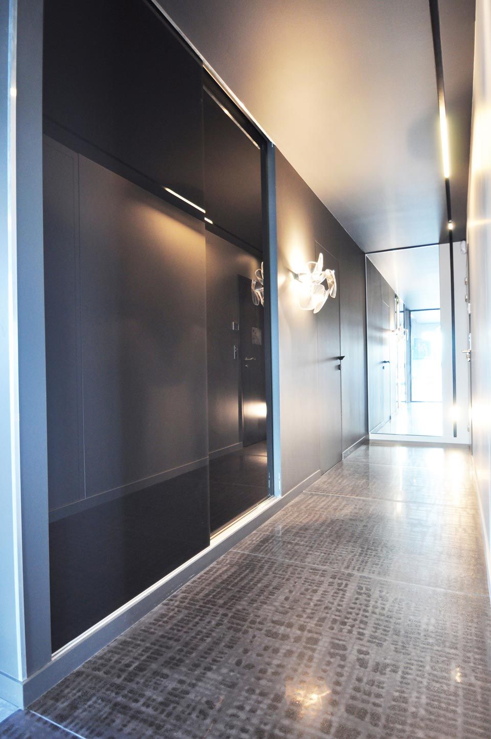 Couloir lumineux avec un placard à portes coulissantes